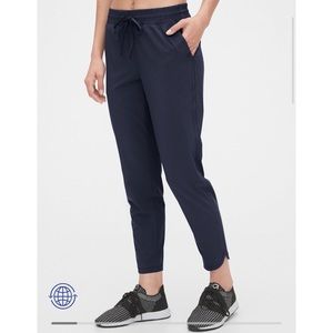 NWT GapFit Recycled Runaround Joggers, Size S